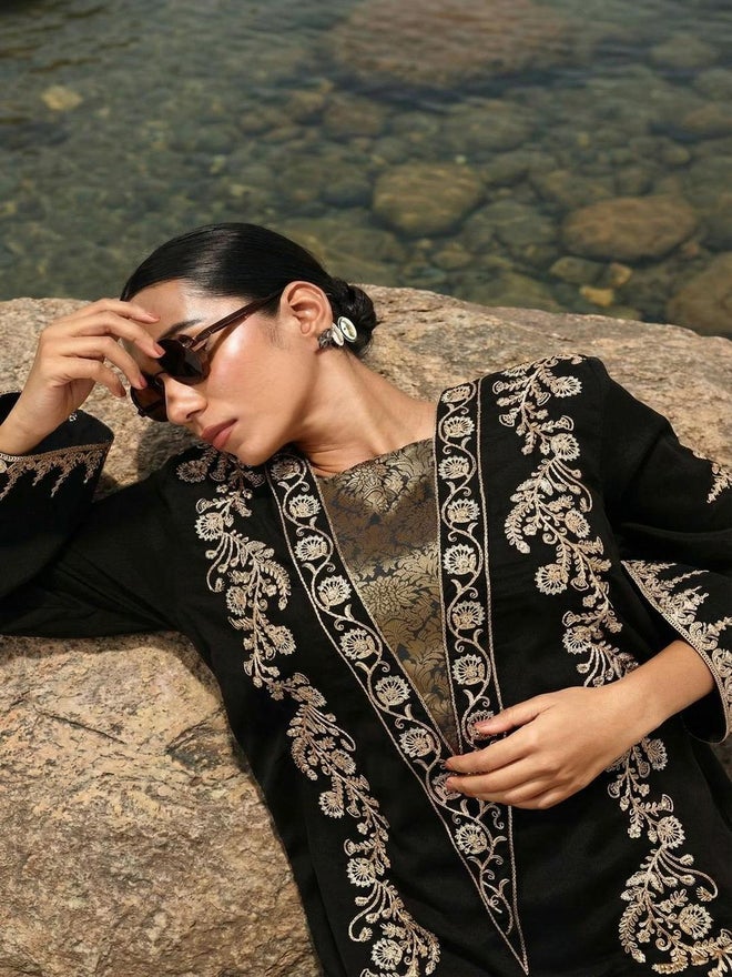 ISHIN Black Relaxed Embroidered Abaya - Image 3